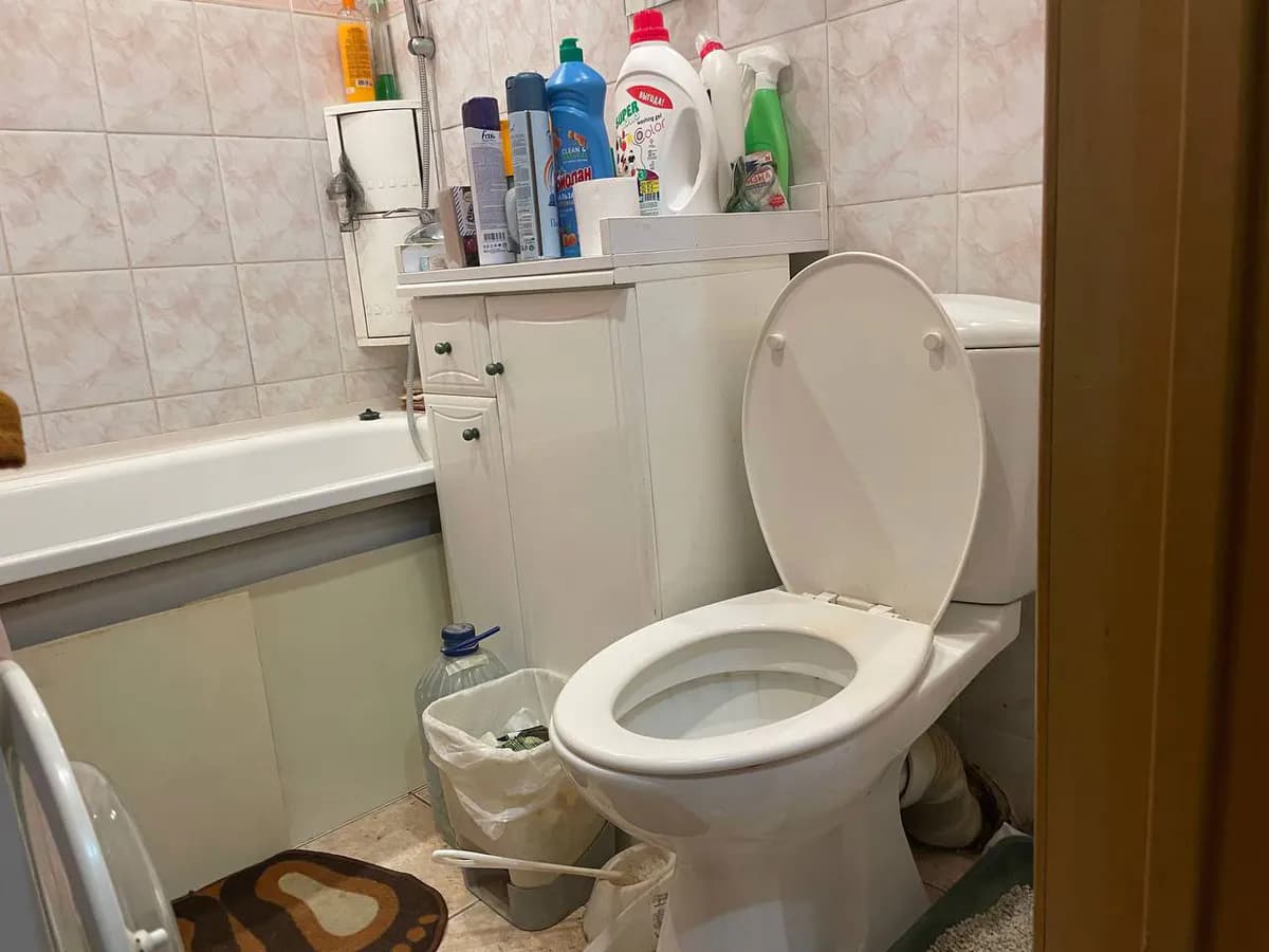 Можно ли смывать туалетную бумагу в унитаз: опытный сантехник дал точный ответ