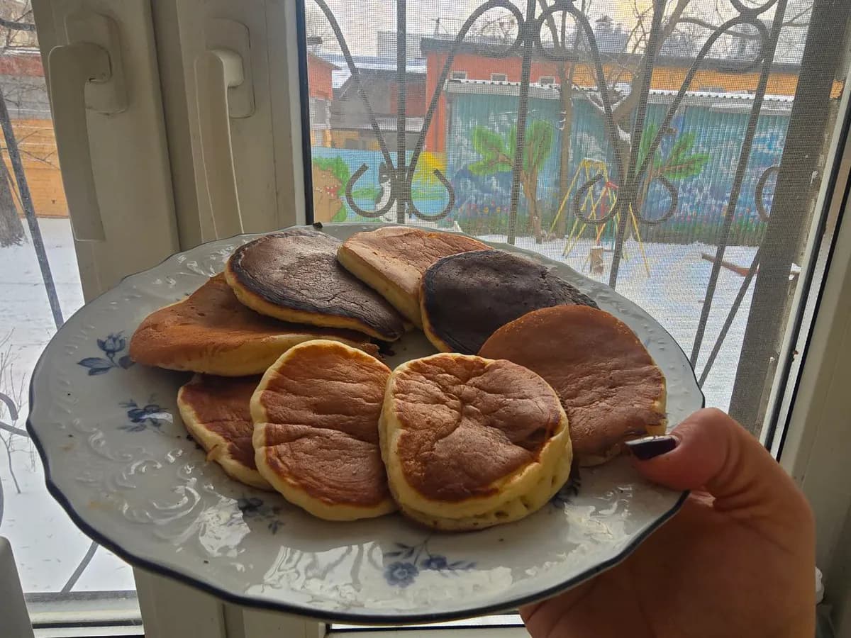 Замешиваю и сразу на сковороду: чайник кипит, гора вкуснятины уже на столе - руки чистые, а муки на столе нет