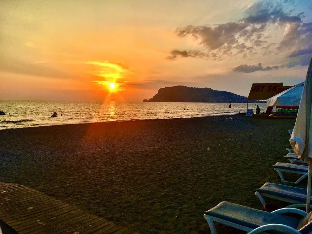 Море уже +29 °C, а туристов - никого: 5 "нишевых" курорта, где лето наступило раньше срока - прямой рейс