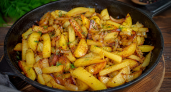 Жареная картошка получается хрустящей и вкусной: Сыплю в сковороду 2 ложки