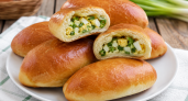 Пирожки с луком и яйцом на кефире в духовке за считанные минуты