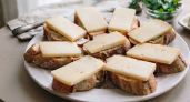 Беру молоко и творог - вкуснейший домашний сыр готов: кладу на бутерброды, домашние уплетают за обе щеки