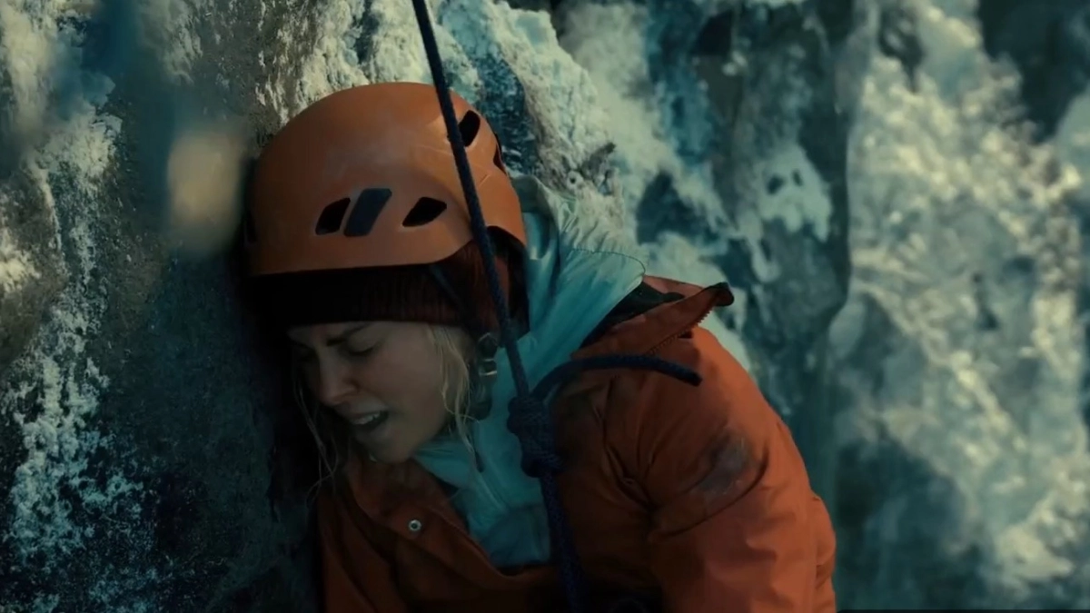 «Вершина» с Шарлиз Терон неожиданно ворвалась в топ Netflix: боевик держится в мировом рейтинге и обгоняет конкурентов весны