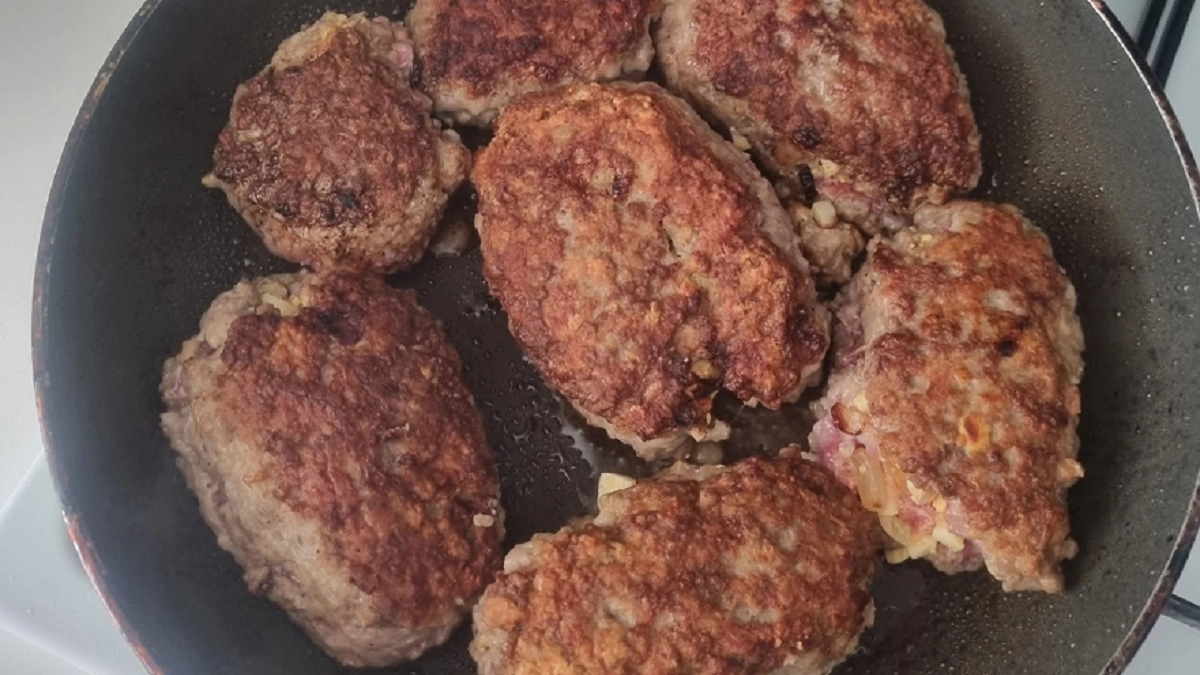 Никаких батонов и молока: котлеты по-китайски готовлю постоянно — только фарш, помидоры и 2 неожиданные добавки