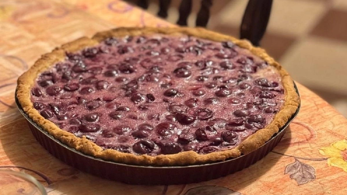 Пока в морозилке есть ягоды — я пеку этот пирог снова и снова: каждый раз получается лучше предыдущего