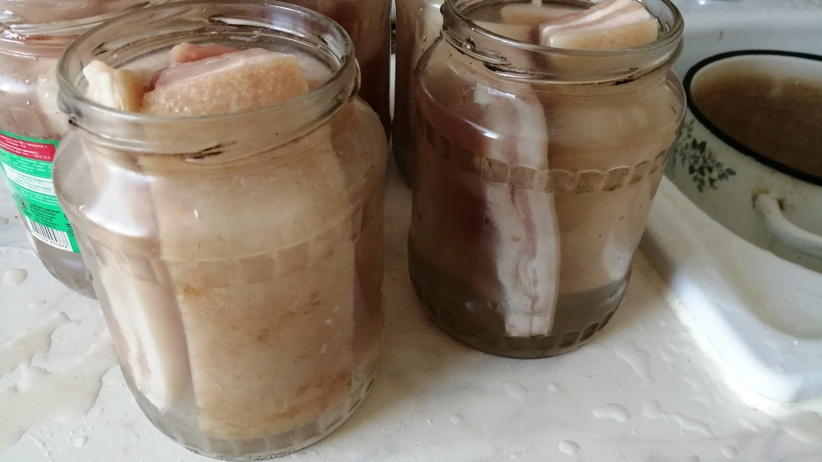 «Бархатное» сало в банках — готово за день, нереально вкусное: быстрый рецепт засолки