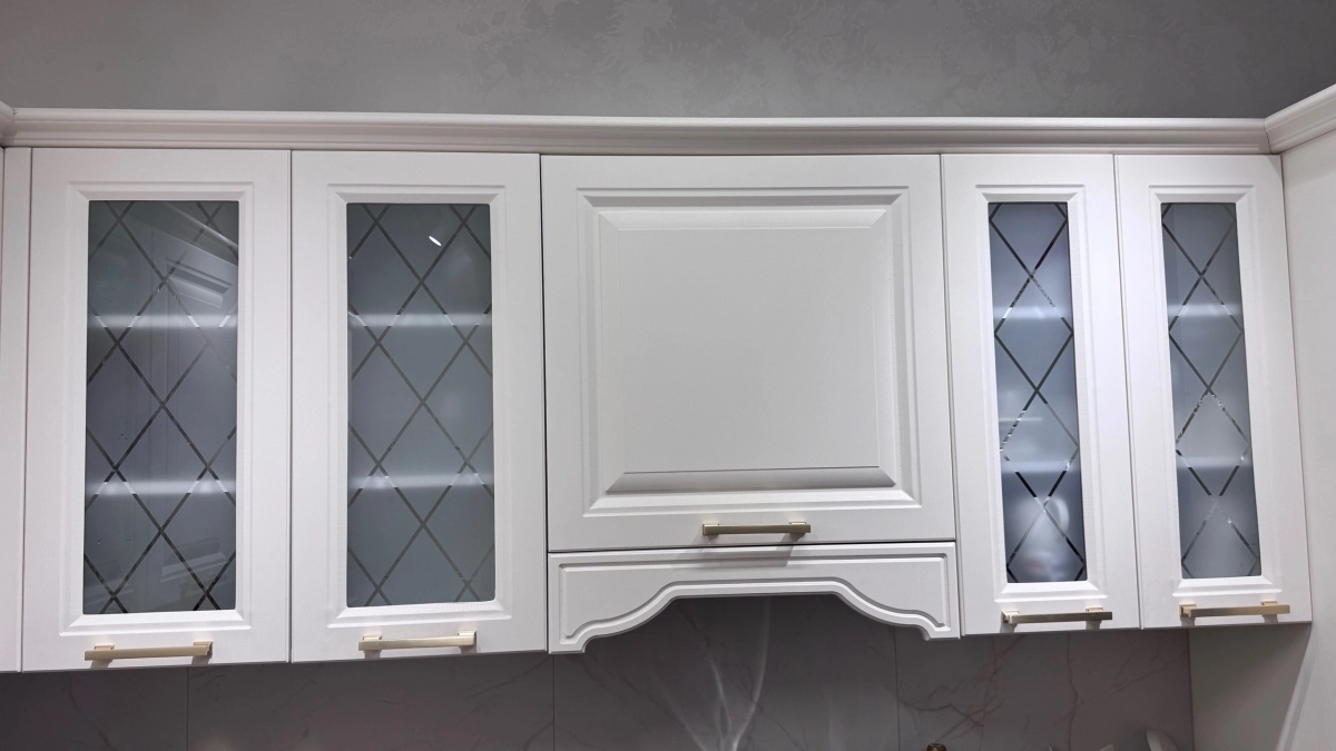 Липкий налет на шкафах удаляется за 5 минут: простой способ вернуть кухне блеск и свежесть без едкой химии