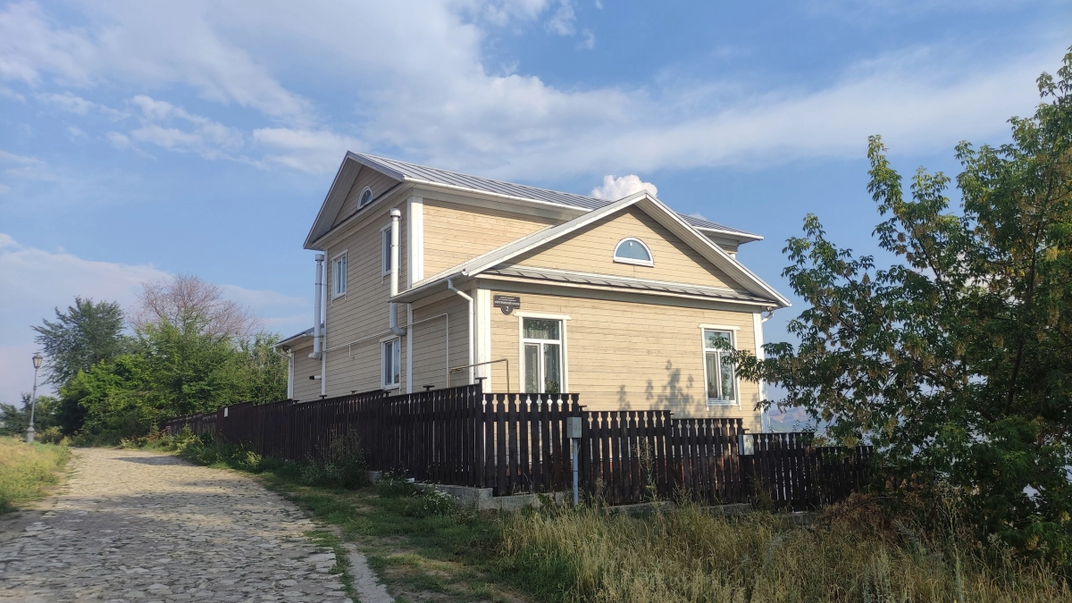 Забудьте про OSB и сайдинг: этот тонкий фасадный материал — выбор профессиональных строителей