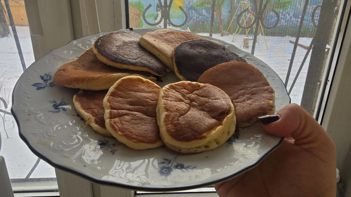 Замешиваю и сразу на сковороду: чайник кипит, гора вкуснятины уже на столе - руки чистые, а муки на столе нет