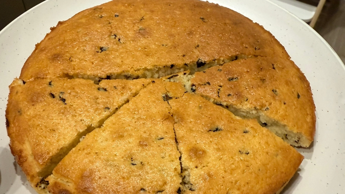 Мука, масло и куриная начинка — и получается королевская ватрушка с мясом: намного нежнее пирога, быстрее пирожков