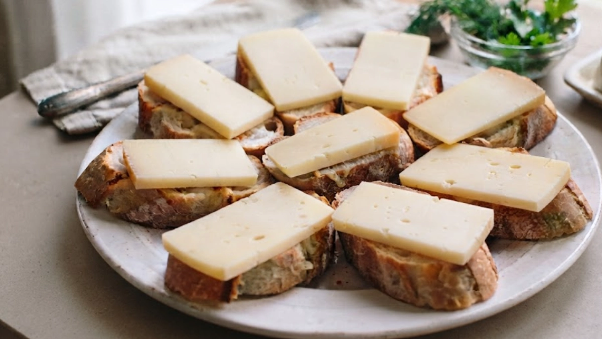Беру молоко и творог - вкуснейший домашний сыр готов: кладу на бутерброды, домашние уплетают за обе щеки