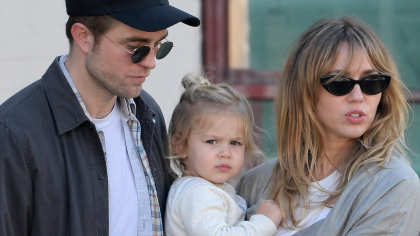 Дочь Роберта Паттинсона впервые показали папарацци: на кого похожа малышка — кадры вызвали споры в сети